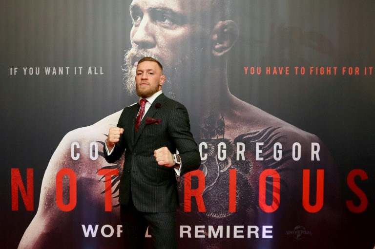 Conor McGregor pose devant l'affiche du documentaire qui lui est consacré, à Dublin, le 1er novembre 2017