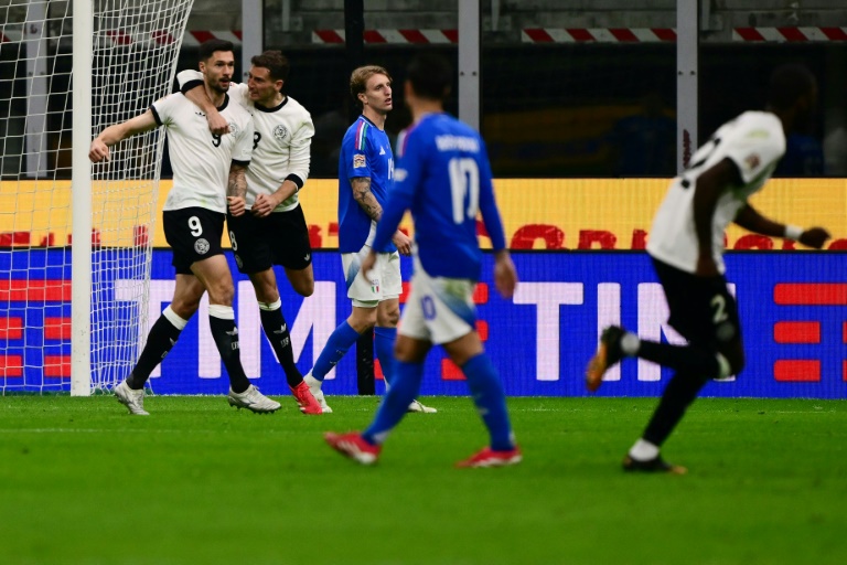 Tim Kleindienst (N.9), félicité par Leon Goretzka, vient d'égaliser pour l'Allemagne face à l'Italie à San Siro, le 20 mars 2025