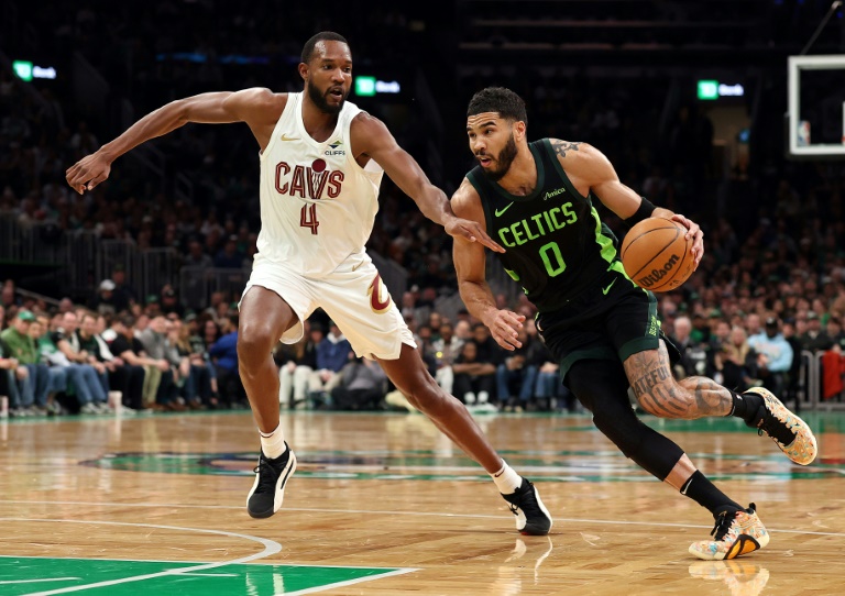 Jayson Tatum, des Boston Celtics, contourne Evan Mobley, des Cleveland Cavaliers, en NBA le 28 février 2025 au TD Garden à Boston