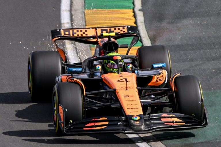 Le Britannique Lando Norris au volant de sa McLaren pendant la 2e séance d'essais libres du GP d'Australie de F1 le 14 mars 2025 sur le circuit d'Albert à Melbourne