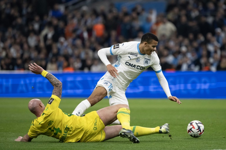 Mason Greenwood, l'attaquant anglais de l'Olympique de Marseille, évite le tacle du défenseur du FC Nantes Nicolas Pallois en Ligue 1 le 2 mai 2025 à Marseille