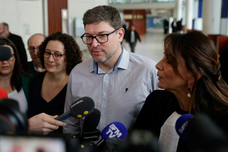 Les parents d'Evaëlle, à gauche et au centre, et leur avocate Delphine Meillet, à leur droite, le 10 mars 2024 au tribunal à Pontoise, dans le Val-d'Oise