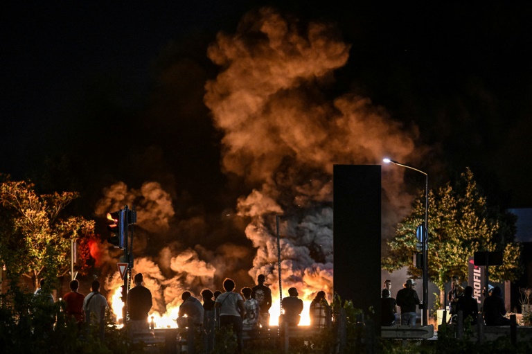 Des pneus en feu à Bordeaux, le 29 juin 2023, lors d'émeutes après la mort de Nahel