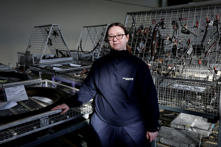 Roxane Gerand, mécanicienne d'Air France, dans un atelier de maintenance à l'aéroport d'Orly, près de Paris, le 3 février 2025