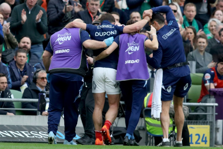 Le joueur de rugby français Antoine Dupont sort du terrain blessé lors du match du Tournoi des six nations contre l'Irlande  au stade Aviva de Dublin le 8 mars 2025.