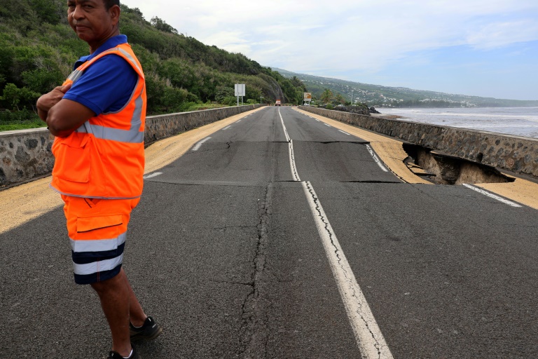 Une route endommagée par le passage du cyclone Garance à Saint-Leu, sur l'île de La Réunion, le 1er mars 2025