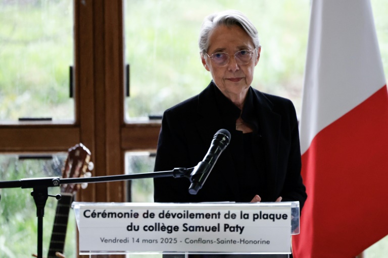 La ministre de l'Education nationale Elisabeth Borne lors de la cérémonie au cours de laquelle le collège du Bois d'Aulne prend officiellement le nom du professeur Samuel Paty, à Conflans-Sainte-Honorine, le 14 mars 2025 près de Paris