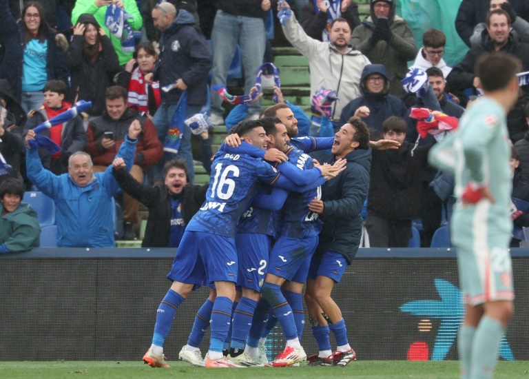 Les joueurs de Getafe se congratulent après le deuxième but inscrit contre l'Atlético Madrid, lors de la 27e journée de Liga, le 9 mars 2025