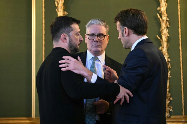 Le président ukrainien Volodymyr Zelensky, le Premier ministre britannique Keir Starmer et Emmanuel Macron, après une réunion à Londres, le 2 mars 2025