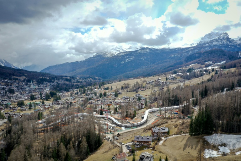 Vue aérienne de la piste de bobsleigh, luge et skeleton des JO-2026 le 25 mars 2025 à Cortina d'Ampezzo