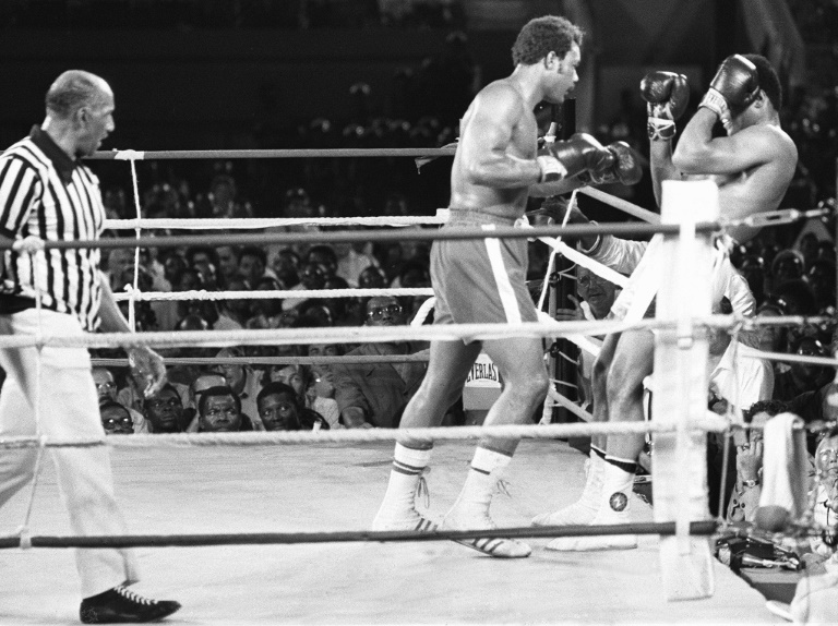 George Foreman (gauche) face à Mohamed Ali à Kinshasa lors de leur combat légendaire du 30 octobre 1974