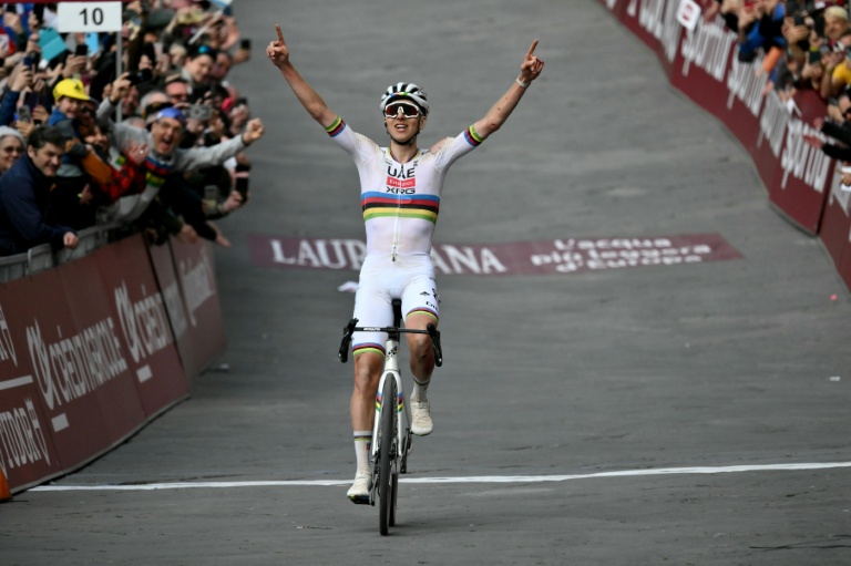 Le Slovène Tadej Pogacar franchit la ligne d'arrivée après sa victoire dans les Strade Bianche le 8 mars 2025 à Sienne