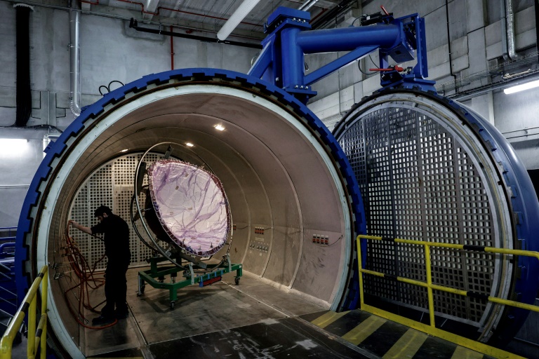 Un technicien d'Air France place le radôme (nez) d'un avion dans un four dans un hangar de maintenance de l'aéroport de Roissy, près de Paris, le 4 février 2025