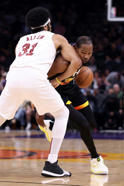 Kevin Durant des Phoenix Suns protège son ballon devant Jarrett Allen des Cleveland Cavaliers en NBA le 21 mars 2025 à Phoenix, Arizona