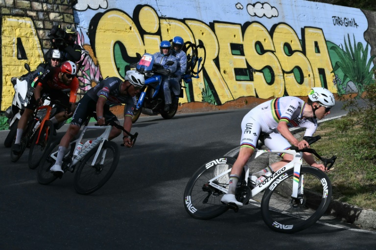 Tadej Pogacar (D), Mathieu van der Poel et Filippo Ganna (G) dans la descente de la Cipressa, lors de Milan-Sanremo, le 22 mars 2025