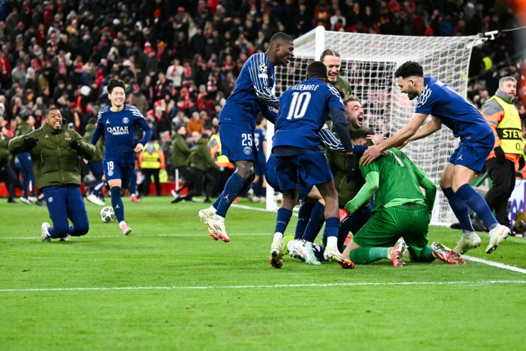 Les Parisiens euphoriques autoiur de Donnarumma après leur qualification pour les quarts aux dépens de Liverpool, le 11 mars 2025 à Anfield