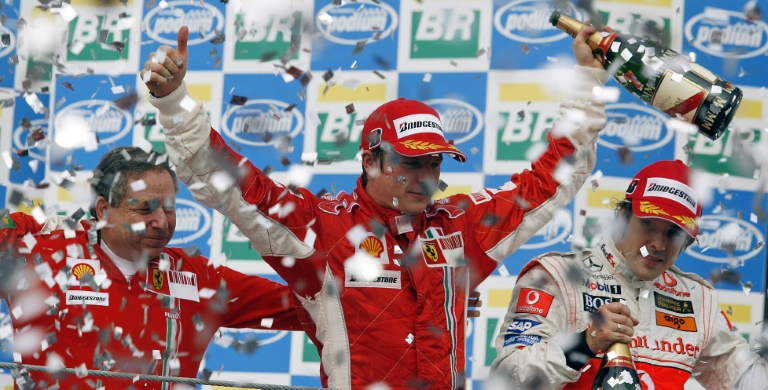 Le Finlandais Kimi Raikkonen (centre) célèbre le dernier titre de champion du monde des pilotes de Ferrari, le 21 octobre 2007 à Sao Paulo au Brésil