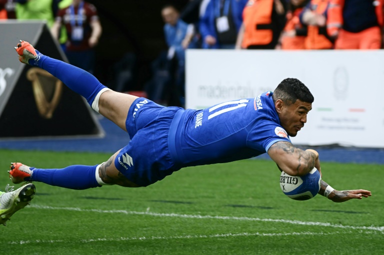 L'Italien Monty Ioane marque un essai contre l'Irlande lors de la dernière journée du tournoi des 6 nations le 15 mars 2025 dans le Stadio Olimpico de Rome