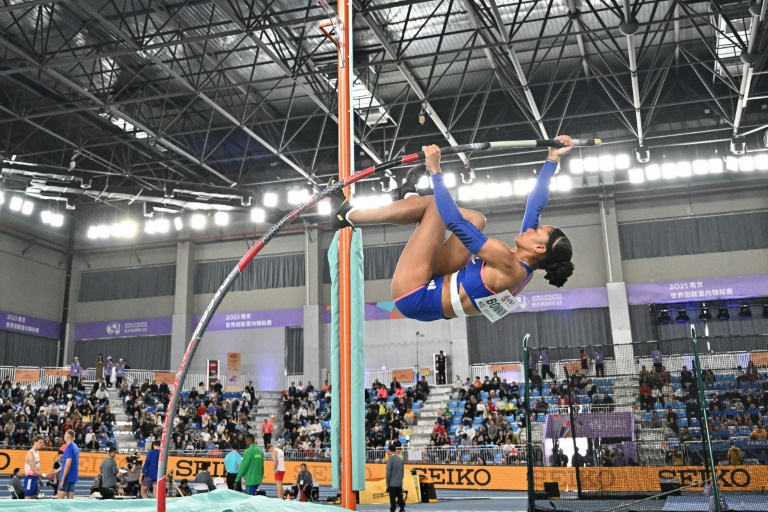 La Française Marie-Julie Bonnin, championne du monde en salle de saut à la perche, le 22 mars 2025 à Nanjing en Chine.