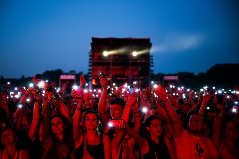 Des festivaliers lors d'un concert au Solidays à Paris, le 24 juin 2023