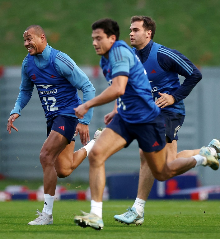 Gaël Fickou, Louis Bielle-Biarrey et Damian Penaud (de gauche à droite) à l'entraînement le 29 octobre 2024 à Marcoussis. Les trois joueurs du XV de France affolent les statistiques à l'heure d'affronter l'Ecosse en clôture du Tournoi des six nations