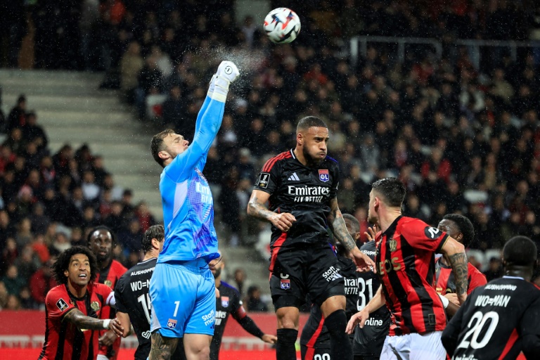 Le gardien brésilien de l'OL Lucas Perri dégage du point contre Nice en Ligue 1 le 9 mars 2025 à Nice