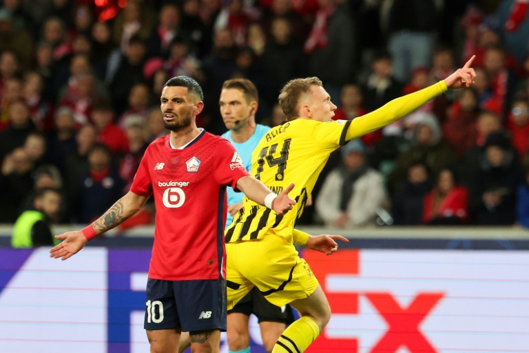 La joie du joueur de Dortmund Maximilian Beier  (d) et le dépit du Lillois Rémy Cabella en huitième de finale de Ligue des champions, le 12 mars 2025 au Stade Pierre-Mauroy