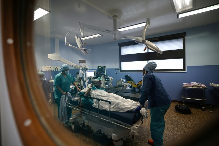 Une patiente ayant subi une mutilation génitale féminine (MGF) est préparée pour une opération de chirurgie reconstructive, à l'hôpital André Grégoire de Montreuil, près de Paris, le 4 mars 2025