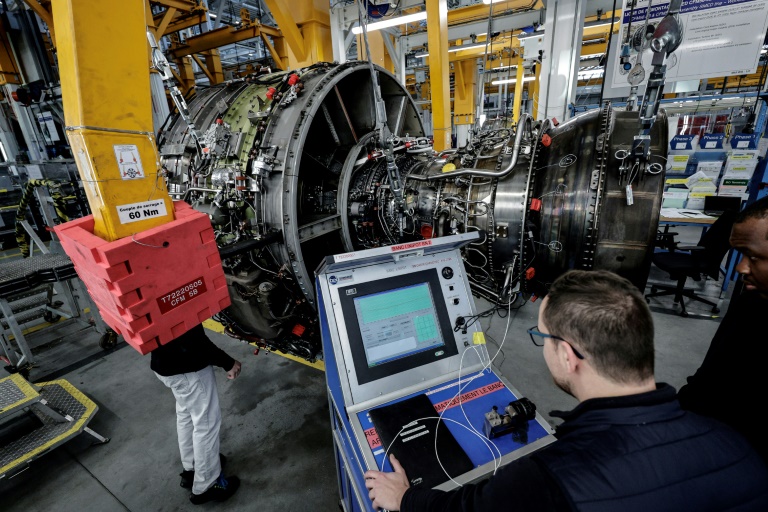 Des mécaniciens d'Air France travaillent sur le réacteur d'un avion dans un hangar de maintenance de l'aéroport d'Orly, près de Paris, le 3 février 2025