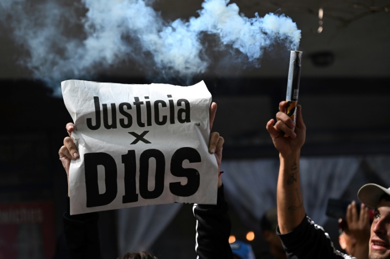 Manifestation à l'ouverture du procès sur la mort de la légende du football argentin Diego Maradona au tribunal de San Isidro, dans la province de Buenos Aires, en Argentine, le 11 mars 2025