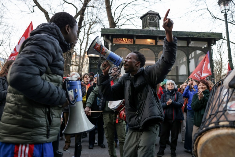 Manifestation devant la Gaîté lyrique, occupée depuis trois mois par des jeunes migrants, dont la préfecture de police a ordonné l'évacuation, le 17 mars 2025 à Paris