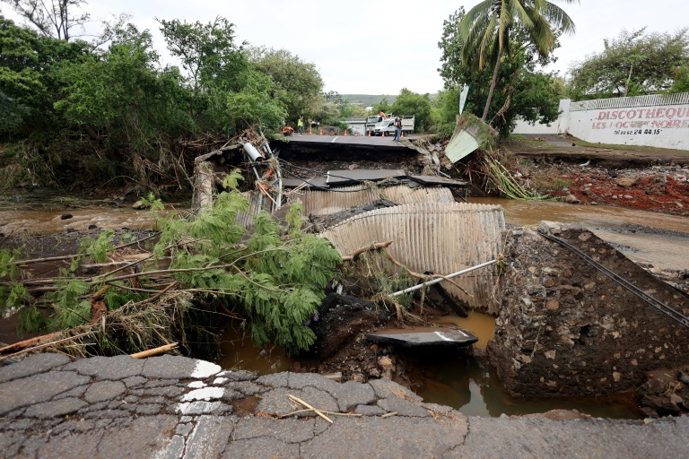 Les dégâts provoqués par le passage du cyclone Garance à Saint-Gilles-les-Bains sur l'île de La Réunion, le 1er mars 2025