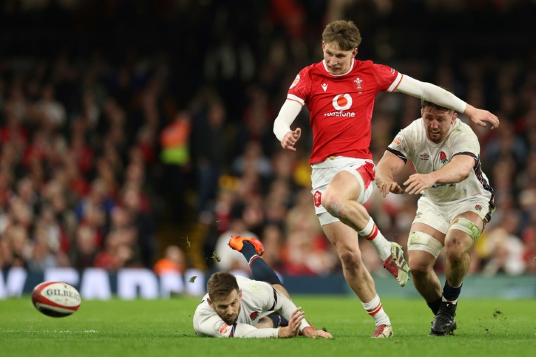 Le joueur de rugby gallois Ellis Mee (au centre) lors du match du Tournoi des six nations entre le pays de Galles et l'Angleterre à Cardiff le 15 mars 2025.