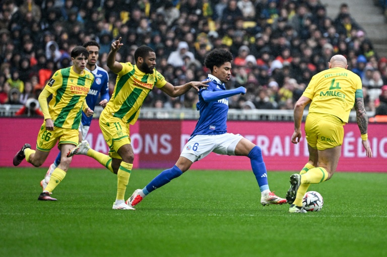 L'attaquant ivoirien de Strasbourg Félix Lemaréchal au milieu des féfenseurs de Nantes en Ligue 1 le 9 mars 2025 à Nantes