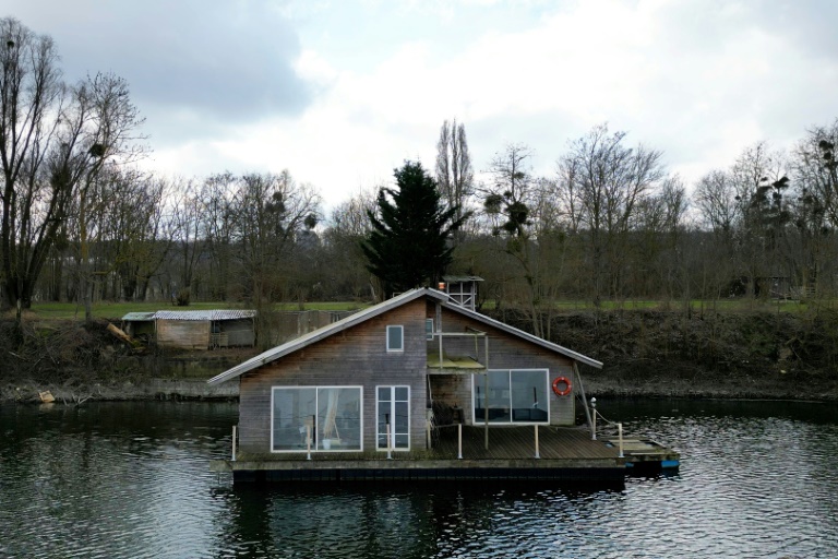 Un chalet flottant sur l'étang de la Galiotte, le 13 mars 2025 à Carrières-sous-Poissy, dans les Yvelines