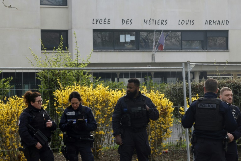 La police devant l'entrée du lycée Louis-Armand à Yerres le 25 mars 2025, au lendemain du décès d'un jeune de 17 ans poignardé devant cet établissement en banlieue parisienne