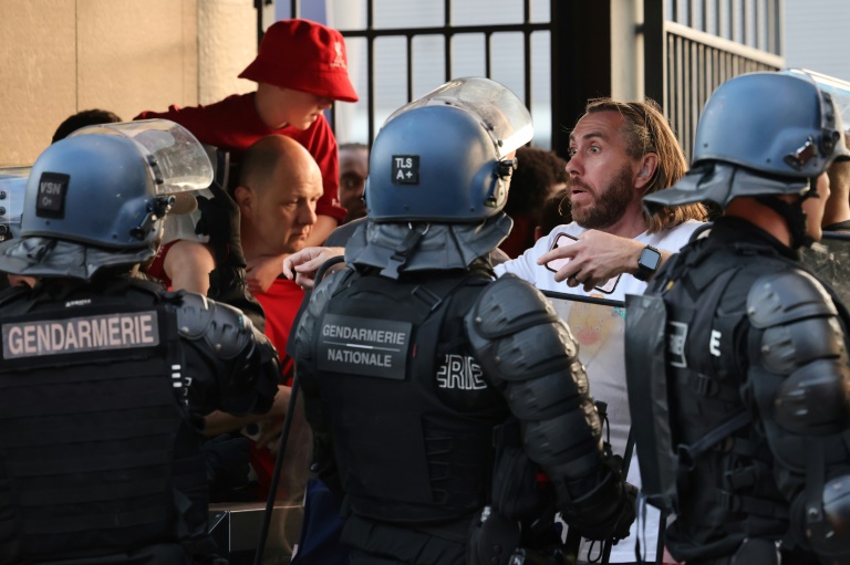 Des supporters de Liverpool bloqués par les autorités françaises à l'extérieur du Stade de France lors de la finale de la Ligue des champions 2022 contre le Real Madrid, à Saint-Denis le 28 mai 2022.