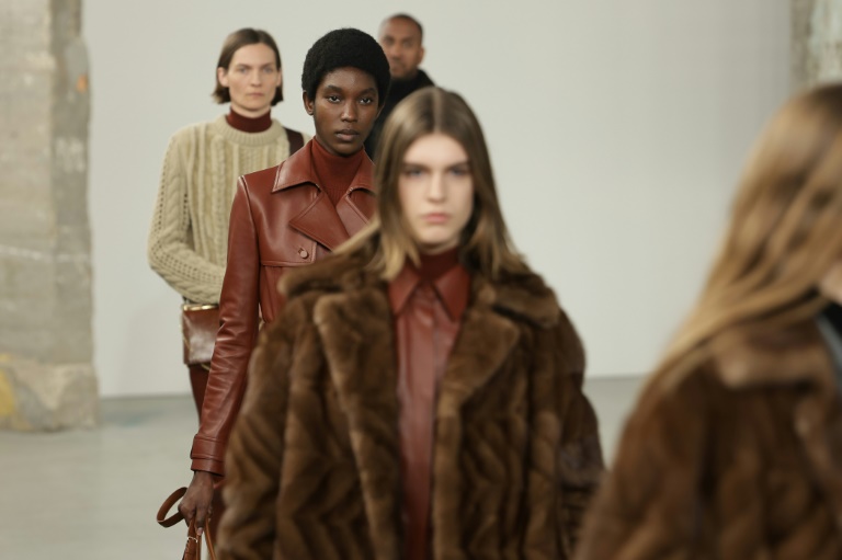 Des mannequins présentent des créations de Gabriela Hearst pour la collection Prêt-à-porter Femme Automne-Hiver 2025/2026 lors de la Fashion Week à Paris, le 10 mars 2025