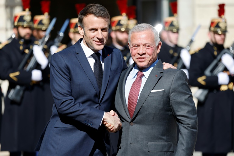 Le président Emmanuel Macron (g) reçoit le roi Abdallah II de Jordanie à l'Elysée, le 19 mars 2025 à Paris