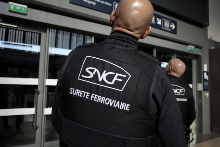 Des agents de la Sureté Ferroviaire de la SNCF à la gare de Caen le 21 octobre 2014