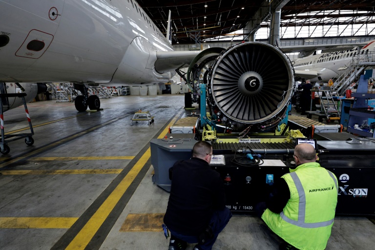 Des techniciens travillent sur un réacteur dans un hangar de maintenance d'Air France à l'aéroport de Roissy, près de Paris, le 4 février 2025