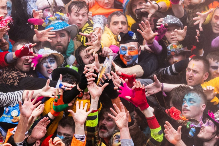 Des participants au carnaval de Dunkerque, le 11 février 2024 dans le Nord