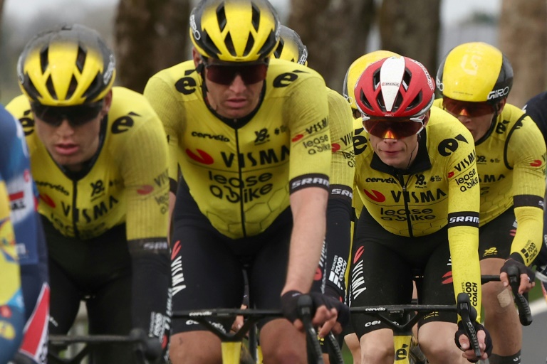 Jonas Vingegaard (casque rouge) protégé par ses équipiers de Visma-Lease a Bike lors de la 2e étape de Paris-Nice, le 10 mars 2025. Le Danois et les autres coureurs visant le classement général ont un premier rendez-vous lors de la 3e étape, un contre-la-montre par équipe de 28,4 km entre le circuit de Magny-Cours et Nevers