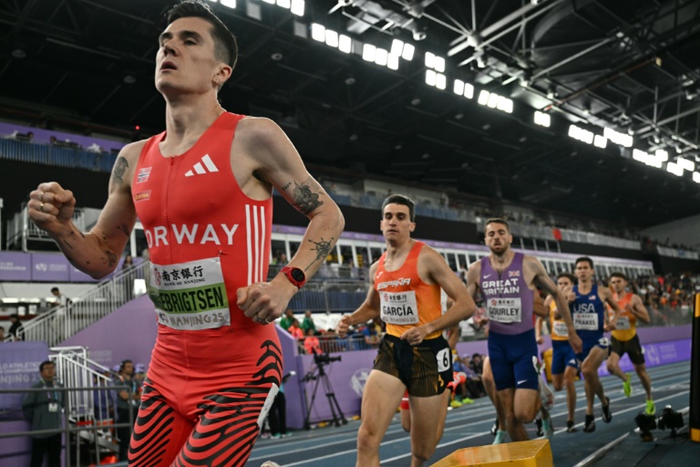 Jakob Ingebrigtsen lors du 1.500 m des Championnats du monde en salle de Nankin, en Chine, le 23 mars 2025