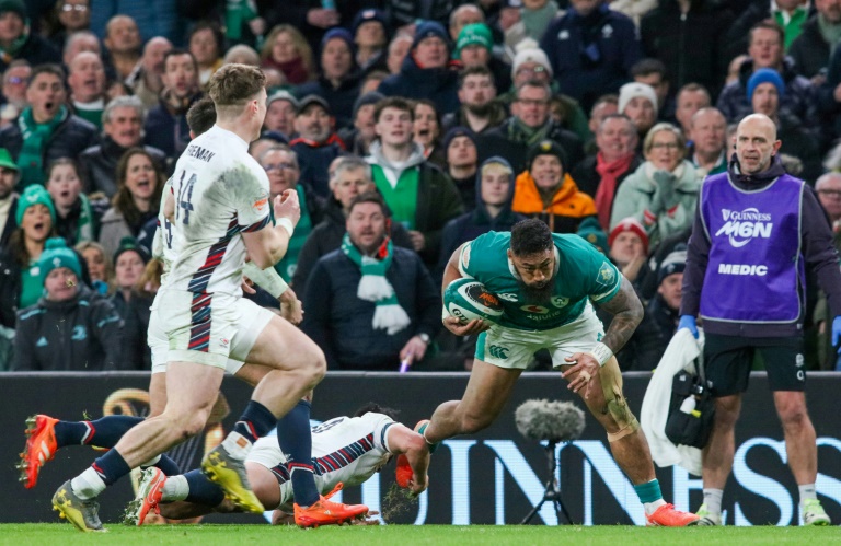 Le joueur de rugby irlandais Bundee Aki (en vert au centre) lors du match du Tournoi des six nations contre l'Angleterre à Dublin le 1er février 2025.