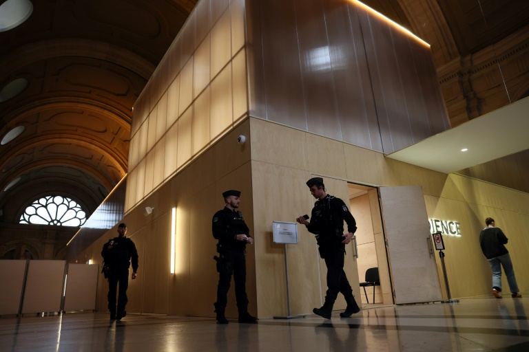 Des policiers montent la garde près de la salle d'audience provisoire utilisée dans le procès de l'attentat du marché de Noël de Strasbourg en 2018, au palais de justice de Paris, à Paris, le 29 février 2024