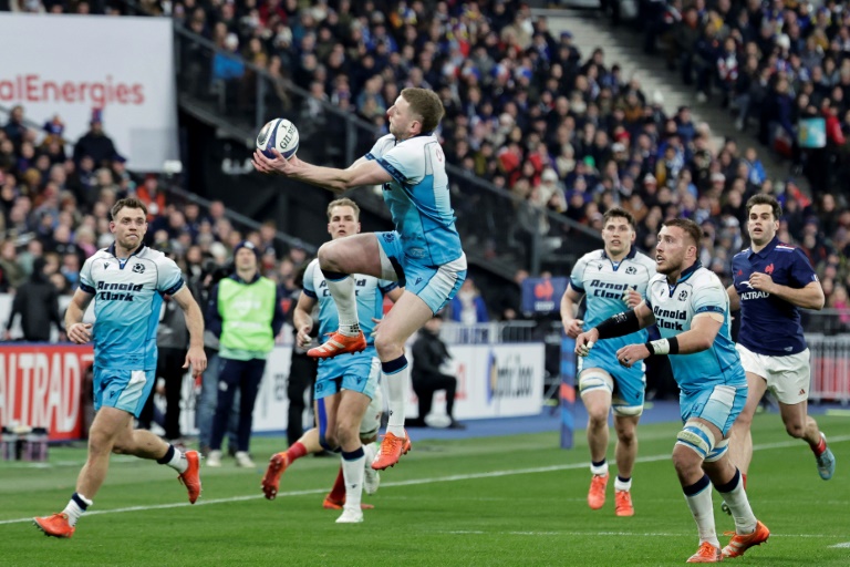 Le joueur de rugby écossais Finn Russell (au centre) lors du match du Tournoi des six nations entre la France et l'Ecosse au Stade de France le 15 mars 2025.