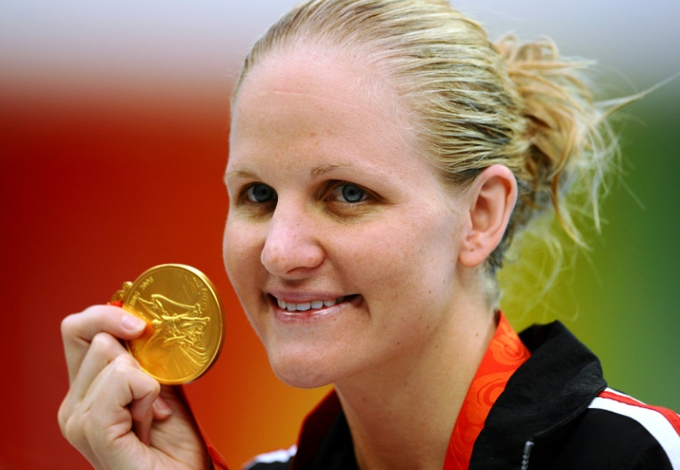 La nageuse zimbabwéenne Kirsty Coventry remporte la médaille d'or de la finale du 200 m dos féminin, établissant un nouveau record du monde, lors des Jeux Olympiques de Pékin, le 16 août 200