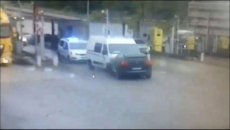 Image tirée d'une vidéosurveillance, le 15 mai 2024, montrant un véhicule Peugeot noir volé percutant un fourgon pénitentiaire lors d'une attaque au péage routier d'Incarville, dans l'Eure, le 14 mai 2024