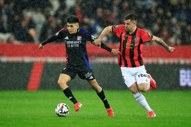 Le milieu argentin de Lyon Thiago Almada (g) à la lutte avec le Niçois Baptiste Santamaria, le 9 mars 2025 à l'Allianz Riviera